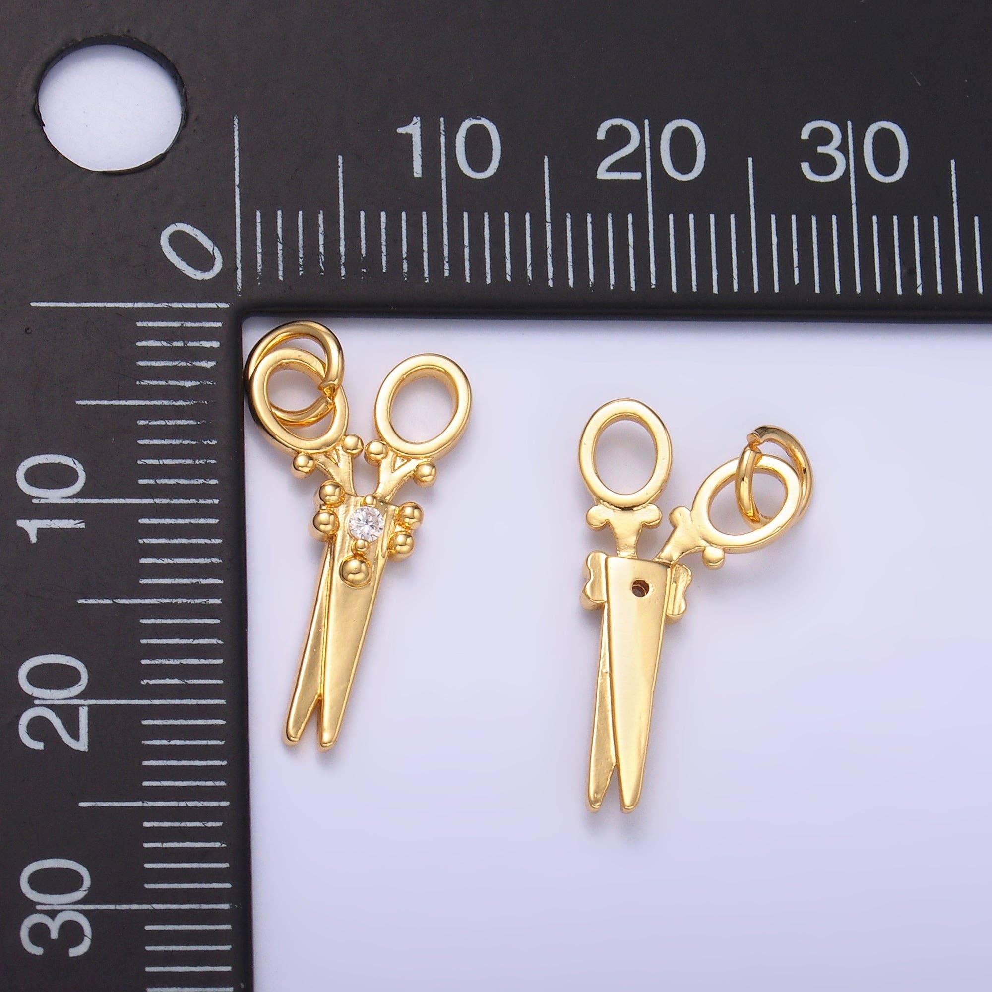 💛 Scissors Charm