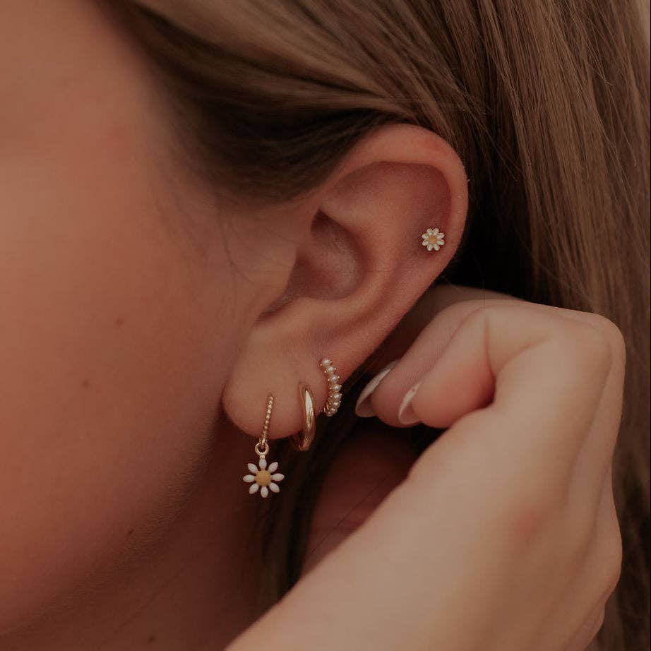 Carolina Daisy Flat Back Stud Earrings – Gold Floral Studs