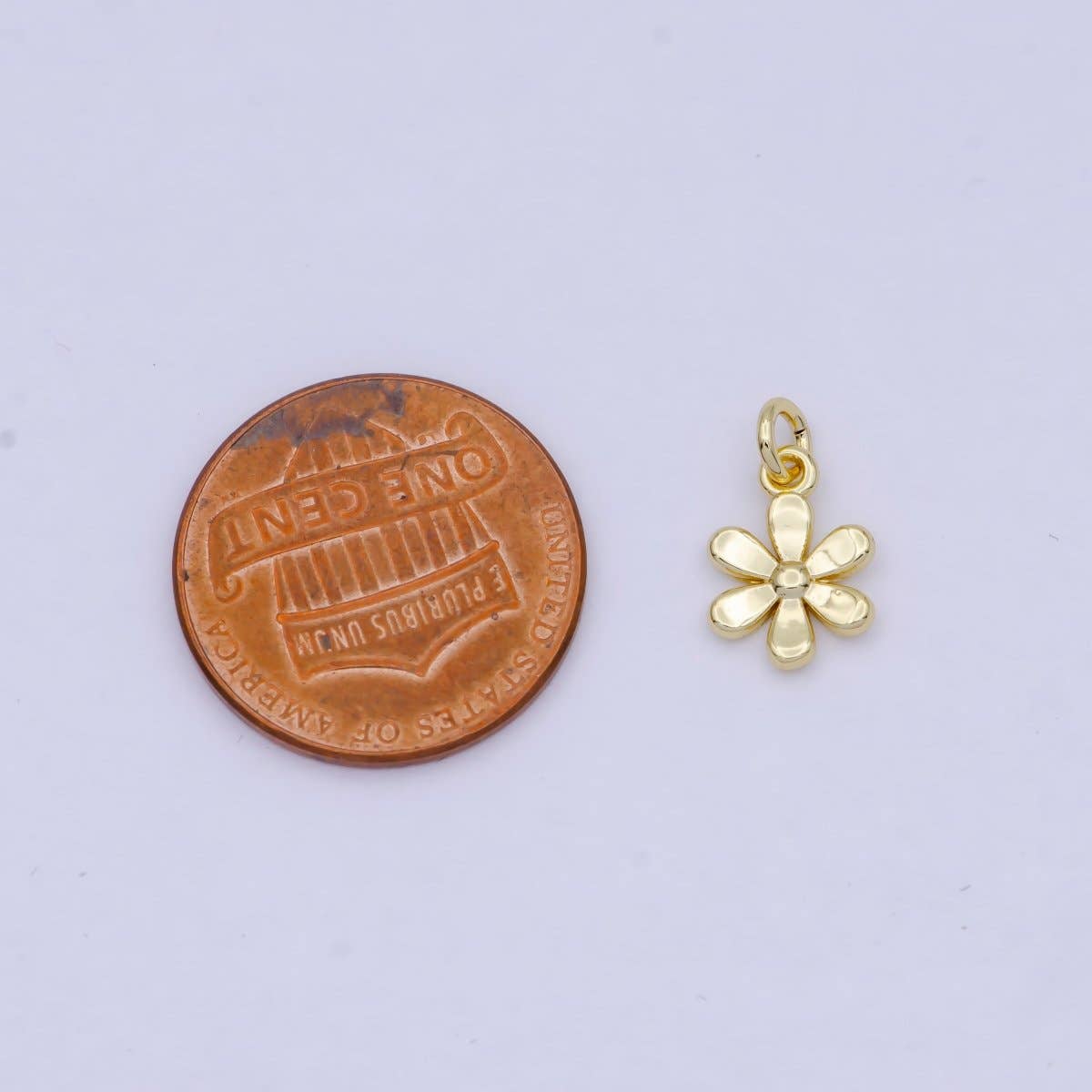 ✨ Gold Daisy Charm