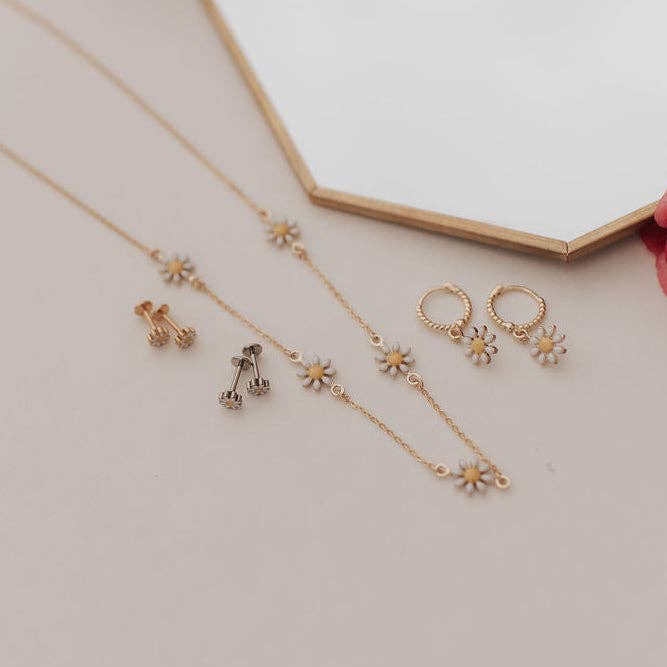 Carolina Daisy Flat Back Stud Earrings – Gold Floral Studs